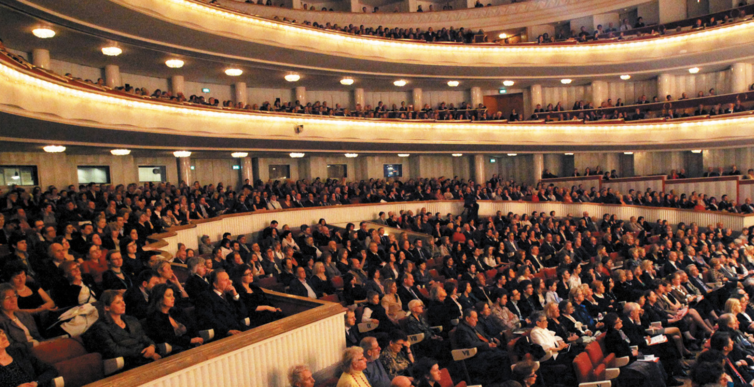 Festiwalowa publiczność w Operze Narodowej w Warszawie