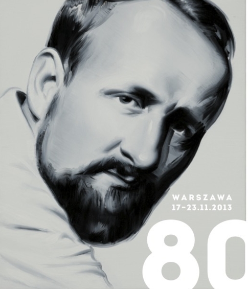 Plakat przedstawia malarski portret młodego Krzysztofa Pendereckiego w odcieniach szarości i błękitu. U góry umieszczono napis „Penderecki Festival”, a w prawym dolnym rogu dużą liczbę „80”, nawiązującą do 80. urodzin kompozytora. Obok znajduje się informacja o miejscu i terminie wydarzenia: Warszawa, 17–23 listopada 2013 roku.